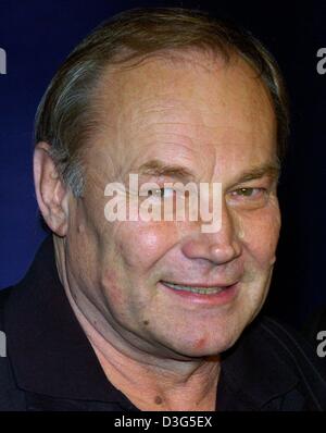 (Dpa) - österreichische Schauspieler Klaus Maria Brandauer lächelt in Berlin, 27. November 2003. Klaus Maria Brandauer, als Klaus Steng am 22. Juni 1944 in Alt Aussee, Österreich, geboren, studierte Schauspiel in Stuttgart, Deutschland. Er begann als Schauspieler am Wiener Burgtheater und kam zu internationalem Ruhm mit Szabo Filmen "Mephisto" (1981), "Oberst Redl" (1985) und "Hanussen" (1988). 1986 erhielt er Stockfoto