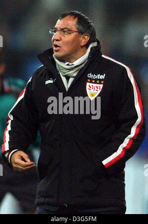 (Dpa) - der Stuttgarter Fußball-Trainer Felix Magath schreit Beratung während der Bundesliga-Fußballspiel zwischen VfB Stuttgart und VfL Bochum in Bochum, Deutschland, 29. November 2003. Das Spiel endete in einem torlosen Remis und Stuttgart bleibt Tabellenführer. Stockfoto