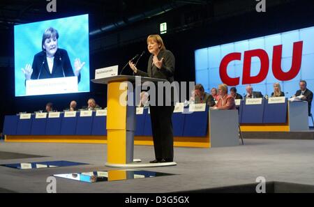 (Dpa) - Angela Merkel, Vorsitzende der oppositionellen CDU spricht bei dem Parteitag in Leipzig, Deutschland, 1. Dezember 2003. Die zweitägige Kongress am 1. Dezember wurde zu diskutieren und Vorschläge für die Reform Deutschlands Sozialsystem zu genehmigen. Ein weiterer Punkt der Diskussion war eine neue Besteuerung Gesetzesvorschlag von der Partei-Finanzen-Experte sein, der Keim zu bewegen Stockfoto