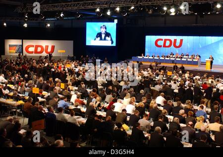 (Dpa) - Angela Merkel, Vorsitzende der oppositionellen CDU spricht bei dem Parteitag in Leipzig, Deutschland, 1. Dezember 2003. Die zweitägige Kongress am 1. Dezember wurde zu diskutieren und Vorschläge für die Reform Deutschlands Sozialsystem zu genehmigen. Ein weiterer Punkt der Diskussion war eine neue Besteuerung Gesetzesvorschlag von der Partei-Finanzen-Experte sein, der Keim zu bewegen Stockfoto