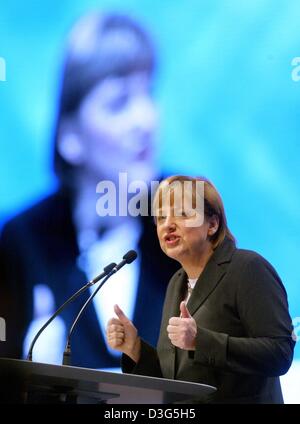 (Dpa) - Angela Merkel, Vorsitzende der oppositionellen CDU spricht bei dem Parteitag in Leipzig, Deutschland, 1. Dezember 2003. Die zweitägige Kongress am 1. Dezember wurde zu diskutieren und Vorschläge für die Reform Deutschlands Sozialsystem zu genehmigen. Ein weiterer Punkt der Diskussion war eine neue Besteuerung Gesetzesvorschlag von der Partei-Finanzen-Experte sein, der Keim zu bewegen Stockfoto