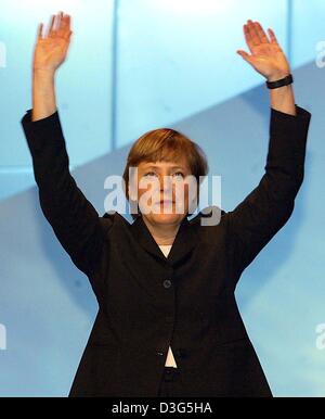 (Dpa) - Angela Merkel, Vorsitzende der oppositionellen CDU jubelt nach ihrer Rede auf dem Parteitag in Leipzig, Deutschland, 1. Dezember 2003. Die zweitägige Kongress am 1. Dezember wurde zu diskutieren und Vorschläge für die Reform Deutschlands Sozialsystem zu genehmigen. Ein weiterer Punkt der Diskussion war zu einer neuen Steuer Gesetz Vorschlag der Partei-Finanzen-Experte, wo Stockfoto