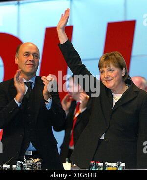 (Dpa) - Angela Merkel, Vorsitzende der oppositionellen CDU "Wellenlinien" als CDU-Generalsekretär Laurenz Meyer nach ihrer Rede während der Parteitag in Leipzig, Deutschland, 1. Dezember 2003 begrüßt. Die zweitägige Kongress am 1. Dezember wurde zu diskutieren und Vorschläge für die Reform Deutschlands Sozialsystem zu genehmigen. Ein weiterer Punkt der Diskussion war eine neue Besteuerung Gesetz Propo sein Stockfoto