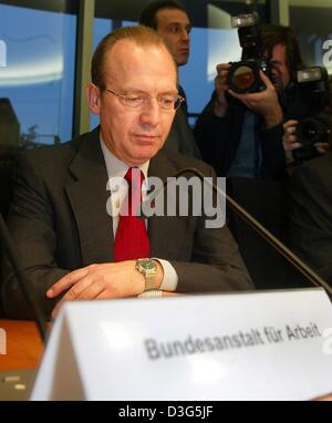 (Dpa) - Florian Gerster, Vorsitzender des Vorstands der Bundesagentur für Arbeit (Bundesanstalt Fuer Arbeit), spricht in Berlin, 28November 2003. Gerster, wer für eine umstrittene Beratungsmandat von der Bundesagentur für Arbeit mit dem Kommunikations- und PR-Experte Bernd Schiphorst kritisiert worden ist, hat die Wirtschaft-Kommission des Deutschen Bundestages Bericht zu erstatten. Der Vertrag mit S Stockfoto