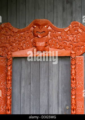 Ansicht und Details des Wharepuni (Maori Versammlungshaus) an der Rückseite des Anderson Park, Invercargill, Neuseeland Stockfoto