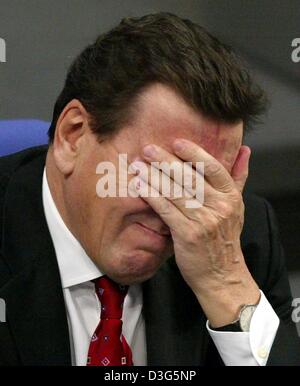 (Dpa) - Bundeskanzler Gerhard Schroeder hört eine Rede von Oppositionsführerin Angela Merkel während der Haushaltsdebatte im Bundestag in Berlin, 26. November 2003. Oppositionsparteien warf Schroeders Regierung den "Rand des Bankrotts" durch die fortgesetzte schwere Kreditaufnahme trotz einer flachen Wirtschaft Deutschland bringen. At den Start von mehreren Tagen der parlamentarischen Debatte weiter Ihr Stockfoto