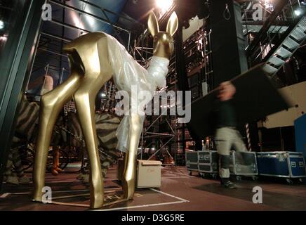 (Dpa) - steht eine Bambi-Statue hinter der Bühne des Theater Im Hafen (Theater im Hafen) in Hamburg, 25. November 2003. Am 27. November statt findet in Hamburg die 55. Bambi-Preisverleihung. Der Medienpreis wird jedes Jahr im deutschen Verlag Burda verliehen. Stockfoto