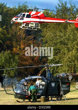 (Dpa) - ein französischer Hubschrauber landet nach einem Flug auf Umweltradioaktivität in Chemnitz, Deutschland, 26. September 2003 forschen. Fünf Hubschrauber vom Typ Alouette II des Bundes Grenzschutzes (Bundesgrenzschutzes) und einem Helikopter Typ Ecureeuil von der französischen Firma, die Helinuc die Actinometry Aufnahmen des deutschen Bundesamtes für Strahlung Pr teilgenommen Stockfoto