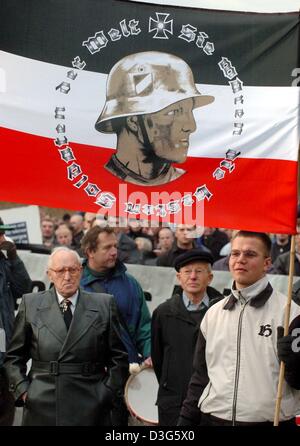 (Dpa) - eine Menge von Rechtsextremisten Fuß hinter ein Flag, das liest, "sie waren die besten Soldaten der Welt" während einer Kundgebung von rechtsextremen in Marienfels, Deutschland, 22. November 2003. Rund 250 Neonazis und rechtsextreme gesammelt haben, um für den Erhalt der umstrittenen Kenotaph für die Waffen-SS rund 500 Menschen Informationsabend Rallye Stockfoto