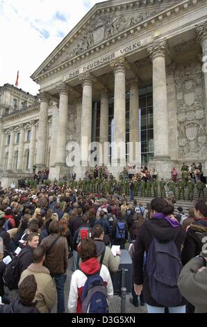 (Dpa) - eine große Gruppe von Studenten protestieren gegen die Sparpakete für höhere Bildung der Berliner Regierung vor dem Reichstag in Berlin, 24. November 2003. Zahlreiche Schüler streikten und an verschiedenen Veranstaltungen teilgenommen, um ihren Protest gegen die Sparpakete der Stadt Berlin im Bereich der Bildung und Hochschulbildung zu kennzeichnen. Studenten besetzten se Stockfoto