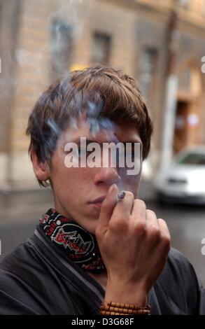 (Dpa) - Teenager Alexej vor ein "Drop-in-Center" steht und raucht eine Zigarette in der Innenstadt von Sankt Petersburg, Russland, 5. Oktober 2003. Das Zentrum bietet Schutz, Wrma Essen und medizinische Versorgung für Straßenkinder. Laut UNICEF schätzt, gibt es zwischen 1 und 5 Millionen Kinder Leben auf der Straße in Russland, mit einer zusätzlichen 50.000 verbinden die Straßen Stockfoto