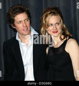 (Dpa) - der britische Schauspieler Hugh Grant und Laura Linney posieren vor der Deutschland-Premiere ihres Films "Love Actually" in München, 14. November 2003. Stockfoto