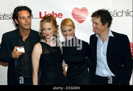 (Dpa) - das Blei gegossen von "Love Actually", (von L:) Rodrigo Santoro, britische Schauspielerin Laura Linney, deutsche Schauspielerin Heike Makatsch und britische Schauspieler Hugh Grant präsentieren ihren Film in München, 14. November 2003. Stockfoto