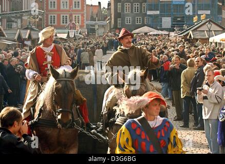 (Dpa) - reitet die neu ernannten Salz Meister Fred Klaus (L) in einer Kutsche die schleppt ein Fass mit Steinen, den sogenannten Kope-Lauf durch die Straßen von Lüneburg, Norddeutschland, 12. Oktober 2003 gefüllt. Im Mittelalter eine ähnliche Prozession zum begrüßen die Ankunft eines neuen Meisters Salz verwendet. Der Salz-produzierende Stadt Lüneburg feiert das "Salz-Festival" jedes Jahr, comme Stockfoto