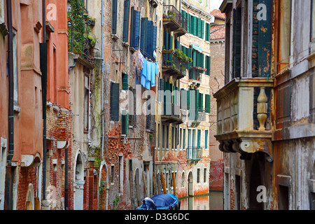 Gebäude an einem Kanal in Venedig, Italien Stockfoto