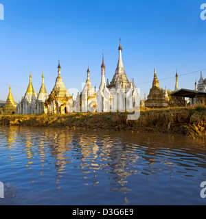 Weißen Stupas (auch Inlay) Inle-See in Myanmar - das ist eine Masche von 2 Dateien. Stockfoto