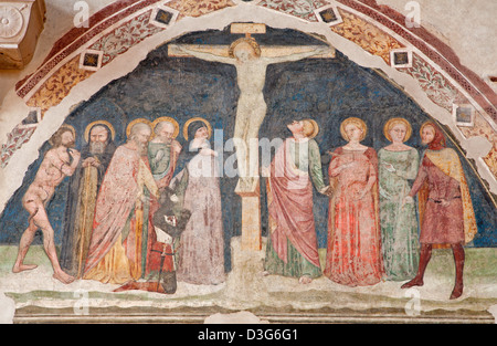 VERONA - 28.Januar: Kreuzigung Fresko von Schule der Turone di Maxio aus dem Jahr 1363 in der Kirche San Fermo Maggiore Stockfoto