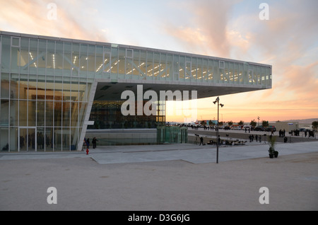 Villa Mediterranée Museum und Ausstellungshalle von Stefano Boeri an der Waterfront in der Dämmerung Marseille Provence Frankreich Stockfoto