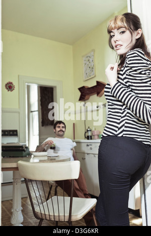 Mann und Frau Freunde/Paar Nachwuchskünstler in Retro-Ambiente in Küche Stockfoto