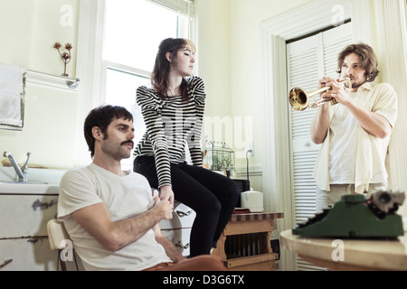 Freunde und Mitbewohner genießen Trompete Musizieren Stockfoto