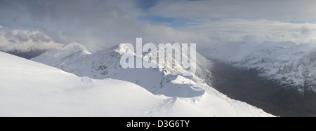 Panoramablick über den Grat Aonach Eagach im Winter, Glencoe, Schottland Stockfoto