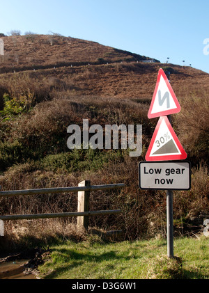 Verkehrszeichen auf der Küstenstraße, Cornwall, UK Stockfoto