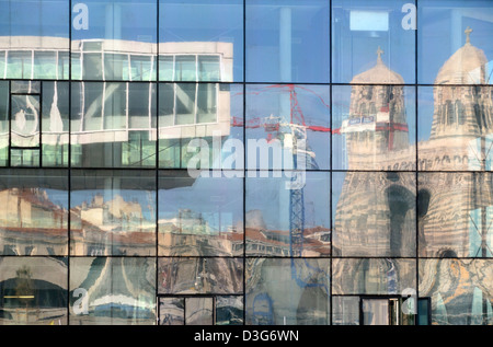 Stadt-Reflexionen der Villa Mediterranée & Kathedrale von Marseille in das Spiegelglas des MUCEM Museum Marseille Frankreich Stockfoto