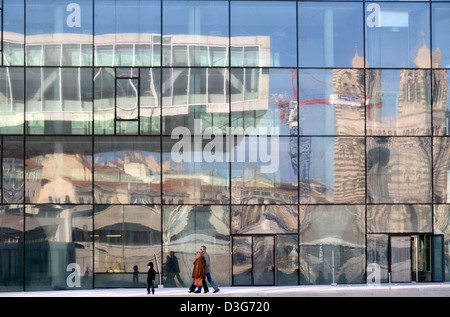 Touristen und Reflexionen der Villa Mediterranée und der Kathedrale von Marseille im MUCEM Museum Marseille Frankreich Stockfoto