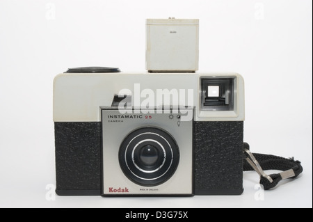 Kodak Instamatic 25 126 Kamera mit Blitzschuh Flash-Adapter vor der Kamera Stockfoto