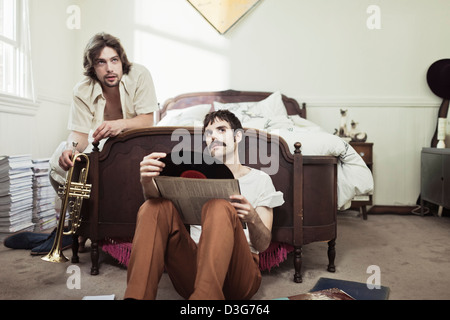 Hipster männlichen Freunden anhören von Vinyl-Schallplatten Stockfoto