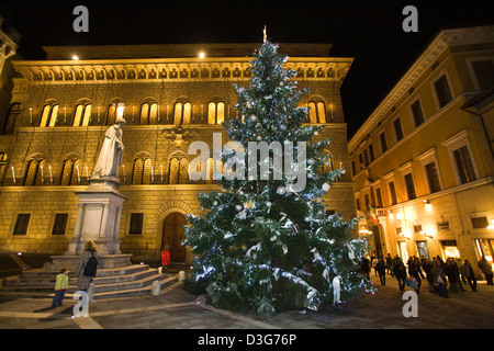 Europa, Italien, Toskana, Siena, Sitz der Monte dei Paschi di Siena Bank und Denkmal für Sallustio Bandini, Weihnachtsbaum Stockfoto