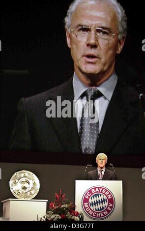 (Dpa-Dateien) - Franz Beckenbauer, deutsche Fußballlegende und derzeitige Präsident der deutschen Fußball-Bundesliga-Fußball-Club FC Bayern München, spricht während der Hauptversammlung seines Vereins in München, 24. November 2000. Der heute 58 Jahre alte Beckenbauer vereinbart, Präsident des FC Bayern München zum vierten Mal laufen. Wenn er gewählt wird, wird er ein volles Jahrzehnt im Amt nächstes Jahr sein. Das diesjährige Gattungen Stockfoto