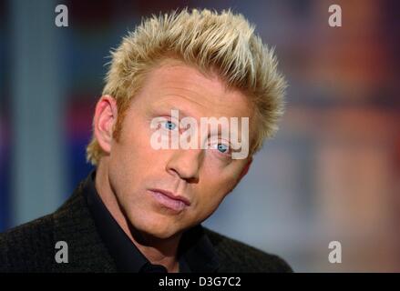 (Dpa) - der ehemalige deutscher Tennis-star Boris Becker auf eine ARD-Talkshow in Hamburg, 10. November 2003 wird. Stockfoto