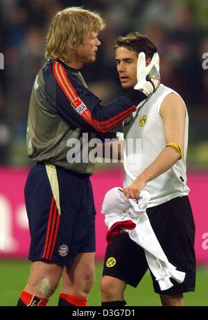 (Dpa) - Bayern Torhüter und Team-Kapitän Oliver Kahn Komfort Dortmund Team Kapitän Lars Ricken nach der Bundesliga-Fußballspiel zwischen FC Bayern München und Borussia Dortmund in München, 9. November 2003. Bayern München gewann 4: 1 und jetzt Rang vier in der deutschen ersten Liga. Stockfoto