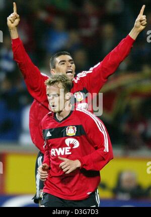 (Dpa) - die zwei Leverkusen Torschützen Lucio (hinten) und Daniel Bierofka nach ein Tor in der Bundesliga Fußball-Spiel Bayer Leverkusen gegen FC Schalke 04, Leverkusen, Deutschland, 9. November 2003 feiern. Leverkusen gewann das Spiel 3: 1 und bleibt auf den zweiten Platz in der deutschen ersten Liga. Stockfoto