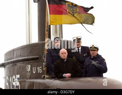 (Dpa) - German Defence Minister Peter Struck (Front L) im Turm des u-Boot U16 steht wie er im Hafen von Eckernfoerde an der Ostseeküste, Deutschland, 10. November 2003 fährt. Neben Struck stehend sind der Kommandant des Bootes, Kapitänleutnant Ulrich Franz (vorne R), der Kommandant von u-Boot-Flottille, Kapitän Fritz Rudolf Weber (hinten R). Bezahlte schlug eine Stockfoto