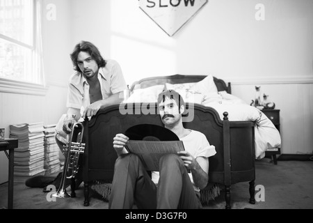 Hipster männlichen Freunden anhören von Vinyl-Schallplatten Stockfoto