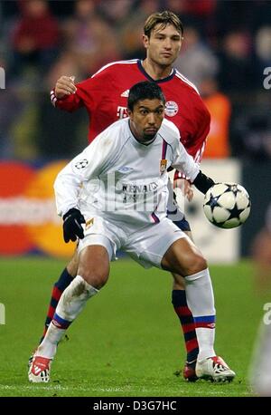 (Dpa) - Lyons brasilianische vorwärts Giovane Elber zu seinem ehemaligen Teamkollegen München kroatischen Verteidiger Robert Kovac (wieder) davon abhalten, den Ball in der Champions League Spiel FC Bayern München gegen Olympique Lyon in München, Deutschland, 5. November 2003. Am Ende verloren München das Spiel 1: 2 gegen Olympique Lyon. Stockfoto