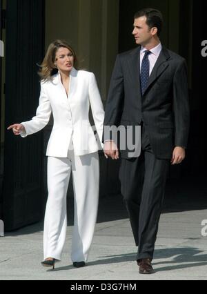 (Dpa) - spanische Kronprinz Felipe und seine Verlobte Letizia Ortiz (L) zu Fuß durch den Garten des Palazzo Prado in Madrid, Spanien, 6. November 2003. Der Prinz hatte sie, Fernsehjournalist, gebeten, um ihn zu heiraten, nur Minuten bevor sie nach der Verlobung ausgetauscht präsentiert und präsentierten sich die Medien. Allerdings dürfen keine Journalisten besuchen die offizielle einzureichen Stockfoto
