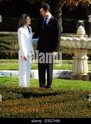 (Dpa) - spanische Kronprinz Felipe und seine Verlobte Letizia Ortiz (L) für einen Fototermin präsentieren und sie stehen im Garten des Palais Prado in Madrid, Spanien, 6. November 2003 mit einem Lächeln. Der Prinz hatte sie, Fernsehjournalist, gebeten, um ihn zu heiraten, nur Minuten bevor sie nach der Verlobung ausgetauscht präsentiert und präsentierten sich die Medien. Jedoch Stockfoto