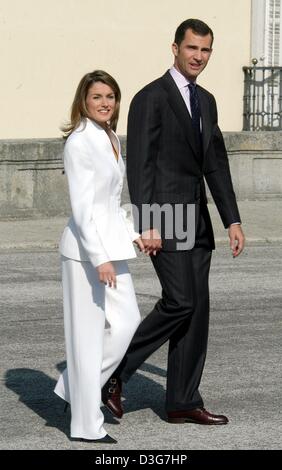 (Dpa) - spanische Kronprinz Felipe und seine Verlobte Letizia Ortiz (L), Lächeln und halten Hände als sie durch den Garten des Palazzo Prado in Madrid, Spanien, 6. November 2003 laufen. Der Prinz hatte sie, Fernsehjournalist, gebeten, um ihn zu heiraten, nur Minuten bevor sie nach der Verlobung ausgetauscht präsentiert und präsentierten sich die Medien. Allerdings sind keine Journalisten erlaubt Stockfoto