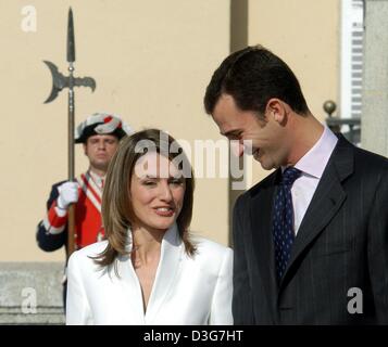 (Dpa) - spanische Kronprinz Felipe und seine Verlobte Letizia Ortiz (L) Chat miteinander als dem Stand vor einem Mitglied von den Palastwachen im Garten des Palais Prado in Madrid, Spanien, 6. November 2003. Der Prinz hatte sie, Fernsehjournalist, gebeten, um ihn zu heiraten, nur Minuten bevor sie nach der Verlobung ausgetauscht präsentiert und präsentierten sich die Medien. Stockfoto