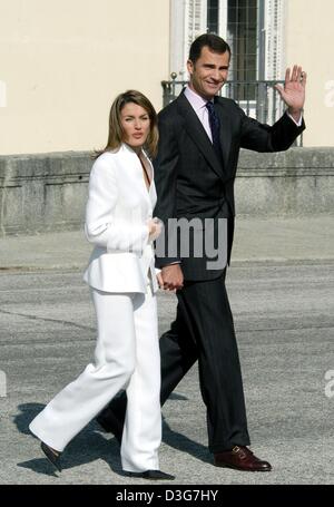 (Dpa) - spanische Kronprinz Felipe und seine Verlobte Letizia Ortiz (L), Lächeln halten die Hände, wie sie Fuß durch den Garten des Palazzo Prado in Madrid, Spanien, 6. November 2003. Der Prinz hatte sie, Fernsehjournalist, gebeten, um ihn zu heiraten, nur Minuten bevor sie nach der Verlobung ausgetauscht präsentiert und präsentierten sich die Medien. Allerdings dürfen keine Journalisten Stockfoto