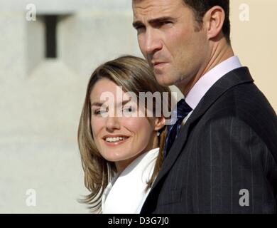 (Dpa) - spanische Kronprinz Felipe und seiner Verlobten Letizia Ortiz (L) bieten sich für einen Fototermin in den Garten des Palazzo Prado in Madrid, Spanien, 6. November 2003. Der Prinz hatte sie, Fernsehjournalist, gebeten, um ihn zu heiraten, nur Minuten bevor sie nach der Verlobung ausgetauscht präsentiert und präsentierten sich die Medien. Jedoch sind keine Journalisten al Stockfoto