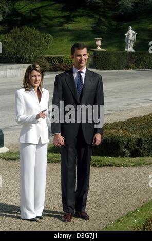 (Dpa) - spanische Kronprinz Felipe und seine Verlobte Letizia Ortiz (L) präsentieren sich für einen Fototermin, während sie im Garten des Palais Prado in Madrid, Spanien, 6. November 2003 Hand. Der Prinz hatte sie, Fernsehjournalist, gebeten, um ihn zu heiraten, nur Minuten bevor sie nach der Verlobung ausgetauscht präsentiert und präsentierten sich die Medien. Jedoch Stockfoto