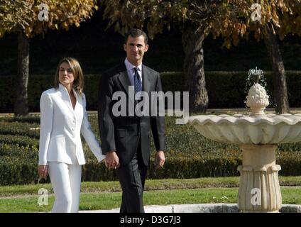 (Dpa) - spanische Kronprinz Felipe und seine Verlobte Letizia Ortiz (L) halten die Hände als sie durch den Garten des Palazzo Prado in Madrid, Spanien, 6. November 2003 laufen. Der Prinz hatte sie, Fernsehjournalist, gebeten, um ihn zu heiraten, nur Minuten bevor sie nach der Verlobung ausgetauscht präsentiert und präsentierten sich die Medien. Allerdings dürfen keine Journalisten besuchen Stockfoto