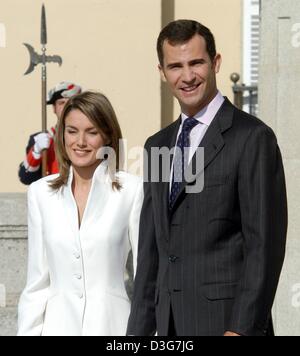 (Dpa) - spanische Kronprinz Felipe und seine Verlobte Letizia Ortiz (L) Chat miteinander als dem Stand vor einem Mitglied von den Palastwachen im Garten des Palais Prado in Madrid, Spanien, 6. November 2003. Der Prinz hatte sie, Fernsehjournalist, gebeten, um ihn zu heiraten, nur Minuten bevor sie nach der Verlobung ausgetauscht präsentiert und präsentierten sich die Medien. Stockfoto