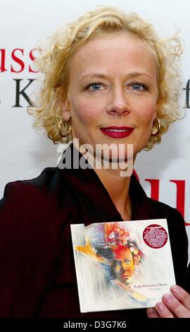 (Dpa) - Katja Riemann, deutsche Schauspielerin ("Die Frauen der Rosenstraße", "Making Up") und Sängerin, präsentiert ihre neue CD mit dem Titel "Katja-Riemann-Oktett - Favoriten" in Berlin, 3. November 2003. Das Album enthält Stücke von jazz-Musik mit englischen Texten. Stockfoto