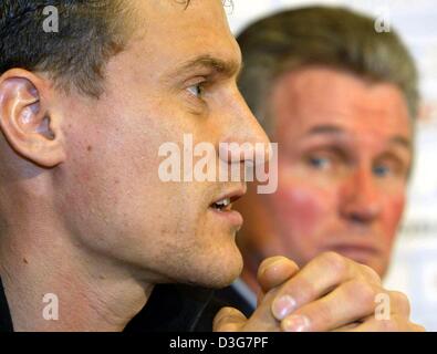 (Dpa) - spricht Schalkes dänischen vorwärts Ebbe Sand (L) bei einer Pressekonferenz erklärt, während sein Trainer sieht Jupp Heynckes (R) auf, in Gelsenkirchen, Deutschland, 4. November 2003. Schalke spielt Bröndby Kopenhagen in zwei Tagen. Ebbe Sand hatte früher für den dänischen Verein gespielt. Stockfoto