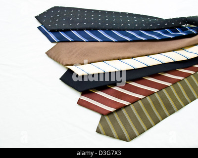 Bunte Krawatten isoliert auf weißem Hintergrund Stockfoto